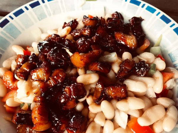 Ensalada de alubias con pimiento rojo cebolla y panceta caramelizada. Foto propia