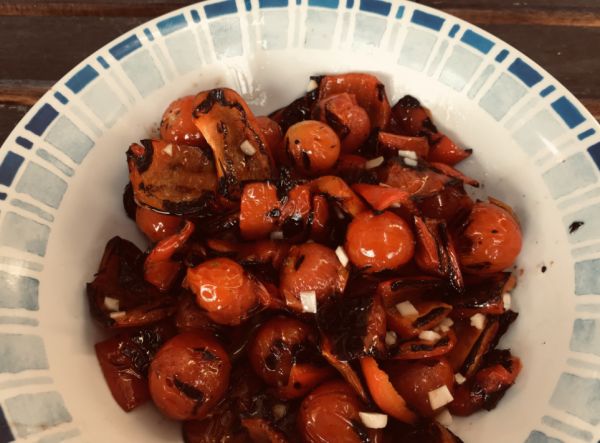 Ensalada de pimiento rojo y tomates cherry asados. Foto propia