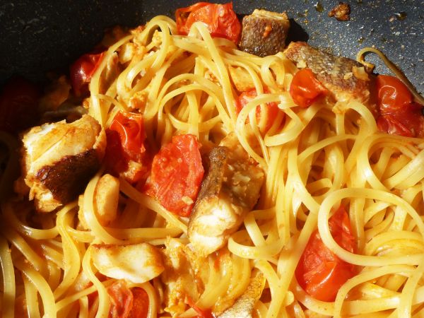 Espaguetis con bacalao. Foto propia