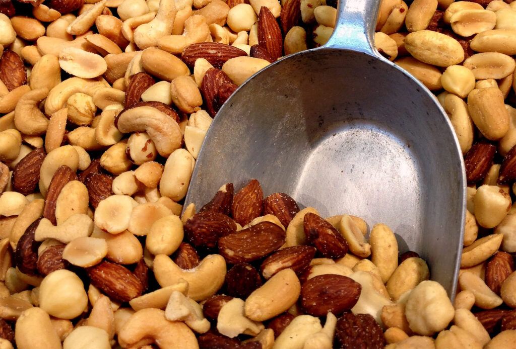Paleta en mezcla de almendras anacardos y cacahuetes y avellanas. Foto de Pxfuel
