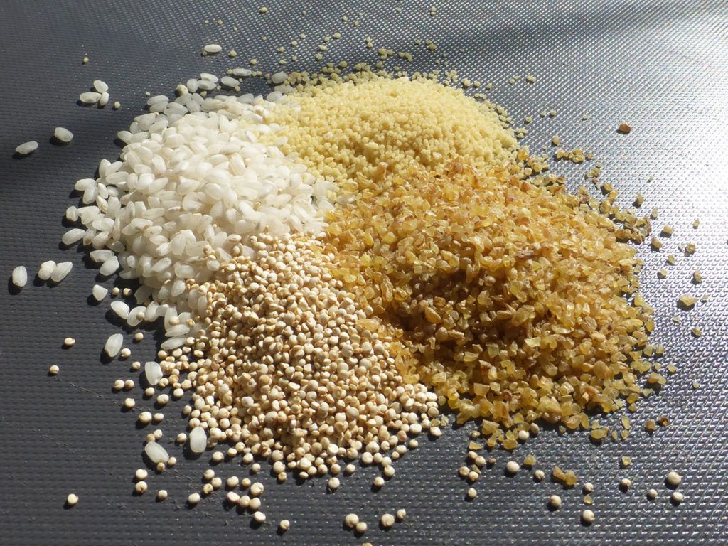 Puñados de arroz, cuscús. bulgur y quinoa