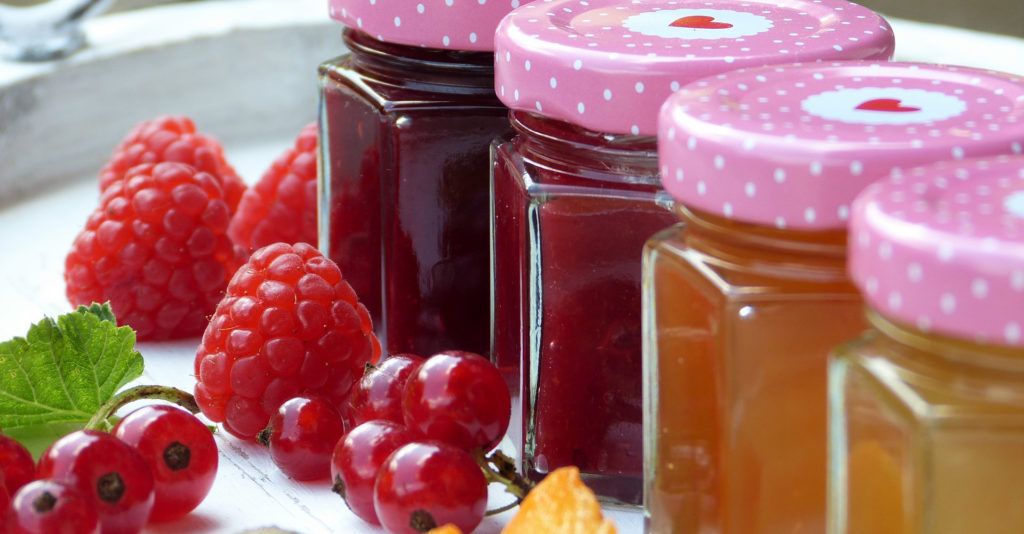 Botes de mermelada y frutas. Foto de Silvarita en Pixabay