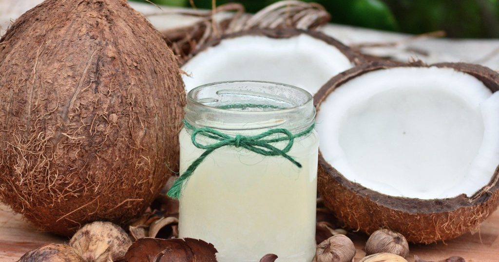 Coco pelado, agua de coco y carne de coco. Foto de Moho01 en Pixabay