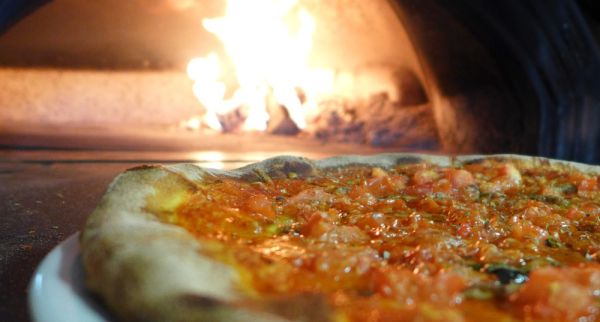 Pizza entrando en un horno de leña. Foto de Moindgesich desde Pixabay