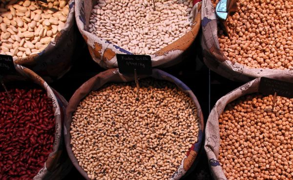 Legumbres varias en sacos. Foto de Daniel Nebrea desde Pixabay