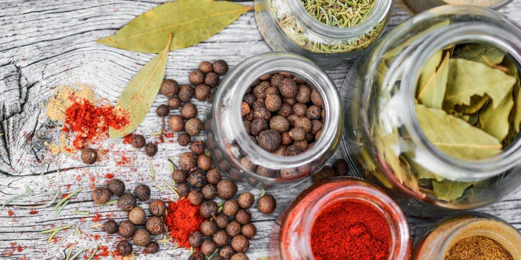 Especias que se pueden añadir para darles sabor. Foto de Monicore en Pixabay