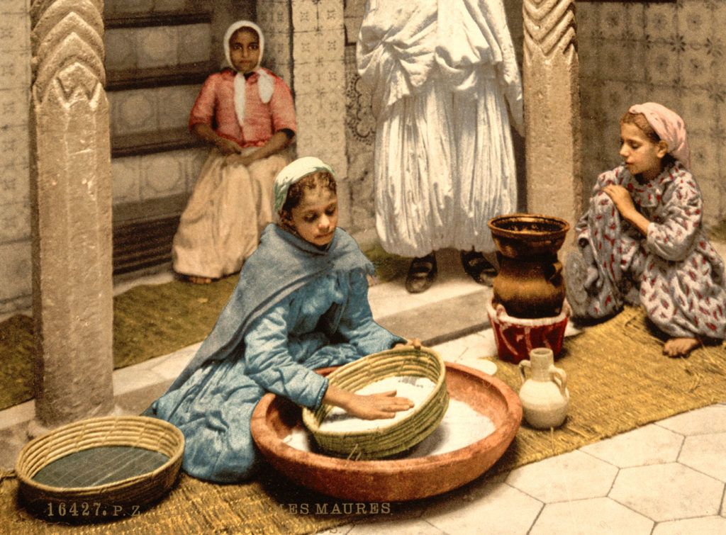 Niñas haciendo sémola de cuscús. Photochrom Print Collection / Public domain