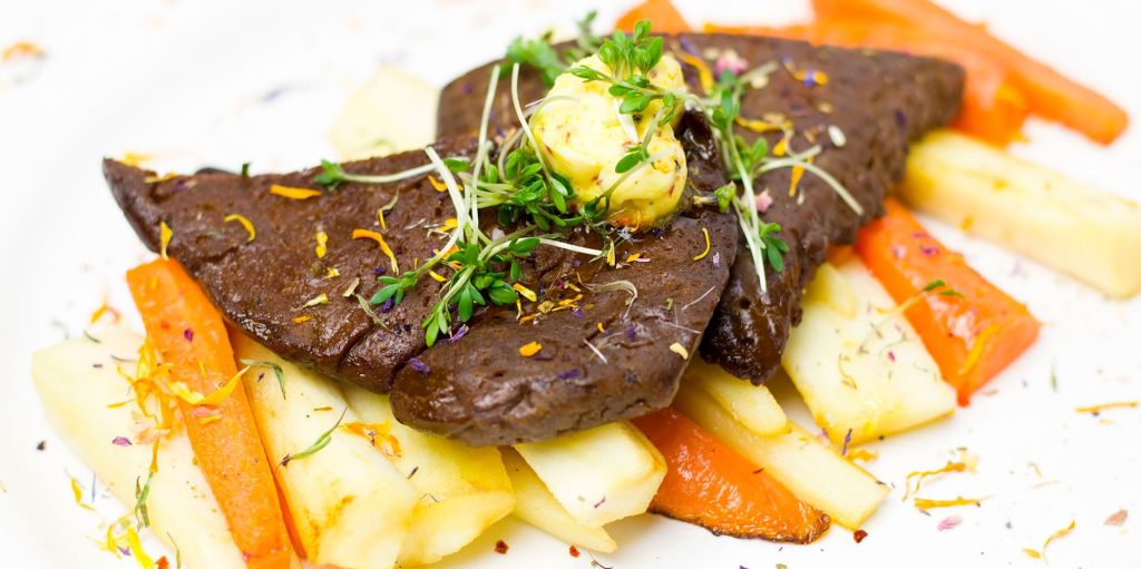 Filetes de seitán con verduras. Foto de Bernadette Wurzinger en Pixabay