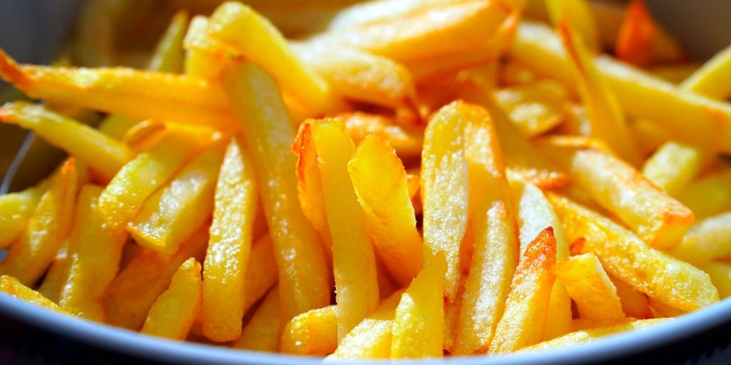 Patatas fritas. Foto de matthiasboeckel en Pixabay