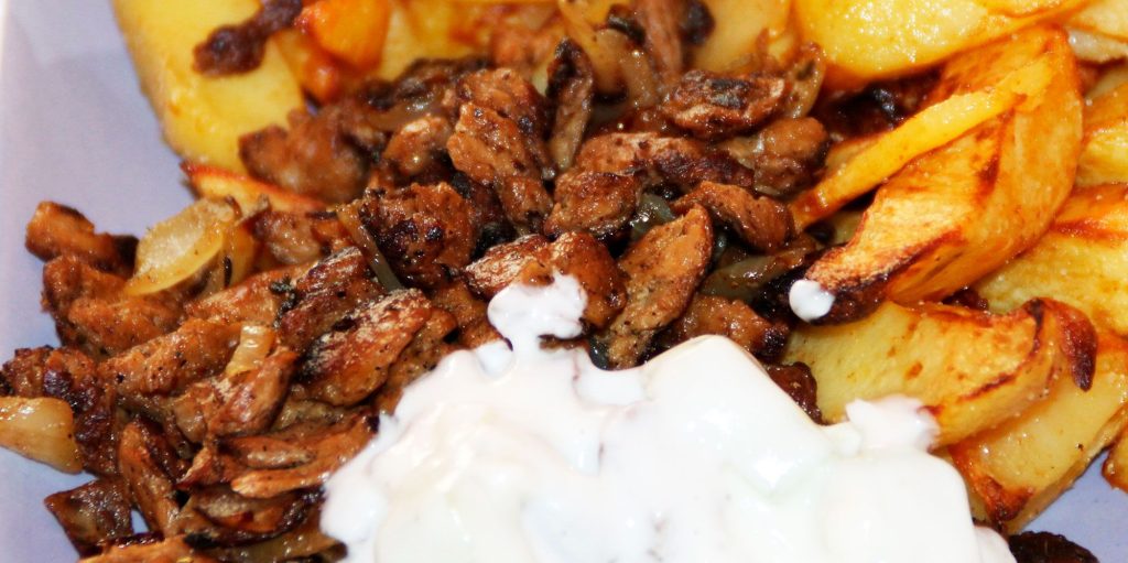 Giros vegetal con patatas y salsa de yogurt. Foto de Kalhh en Pixabay