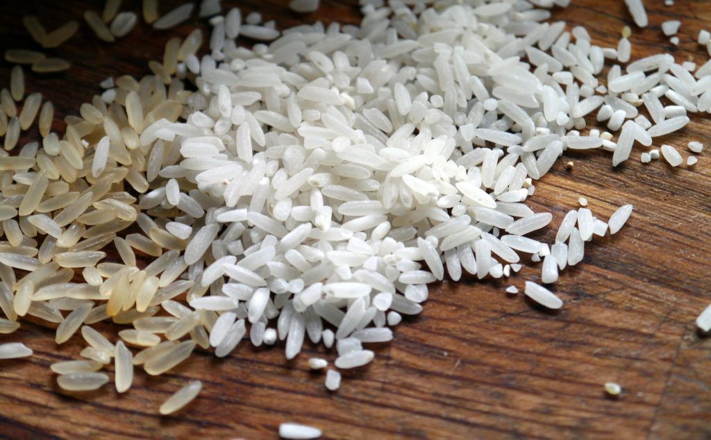 Granos de arroz largo. Foto de Image Party en Pixabay.