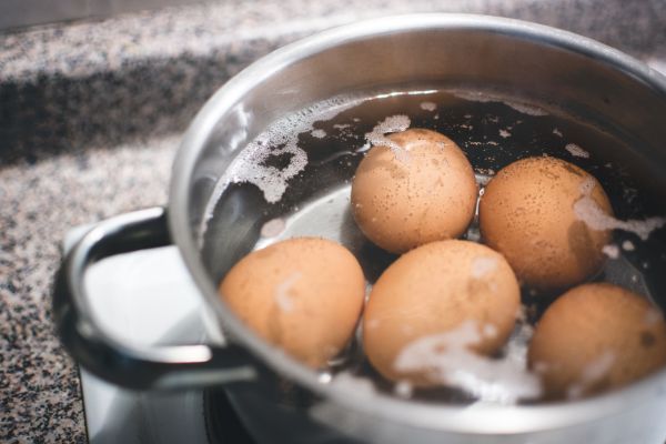 Los huevos cubiertos completamewnte por el agua. Foto de Jakub Kapusnak en Foodiesfeed