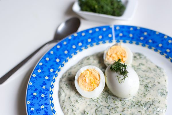Huevos duros con la yema cuajada. Foto de Jakub Kapusnak en Foodiesfeed