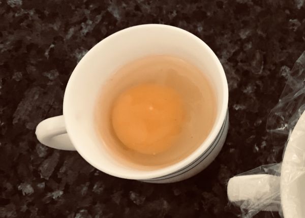 El huevo cascado en una taza. Foto propia.