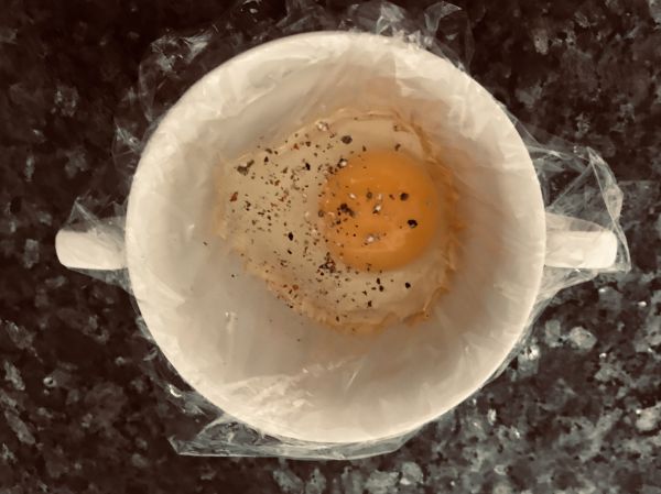 El huevo en la taza, dentro del film. Foto Propia.