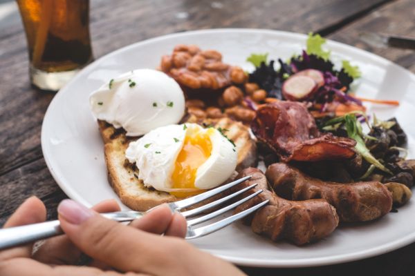 Huevos escalfados. Foto de Jakub Kapusnak en Foodiesfeed