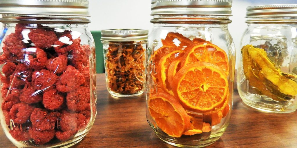 Otros tipos de frutas desecadas, guardadas en tarros. Foto de CSU-Extension en Pixabay