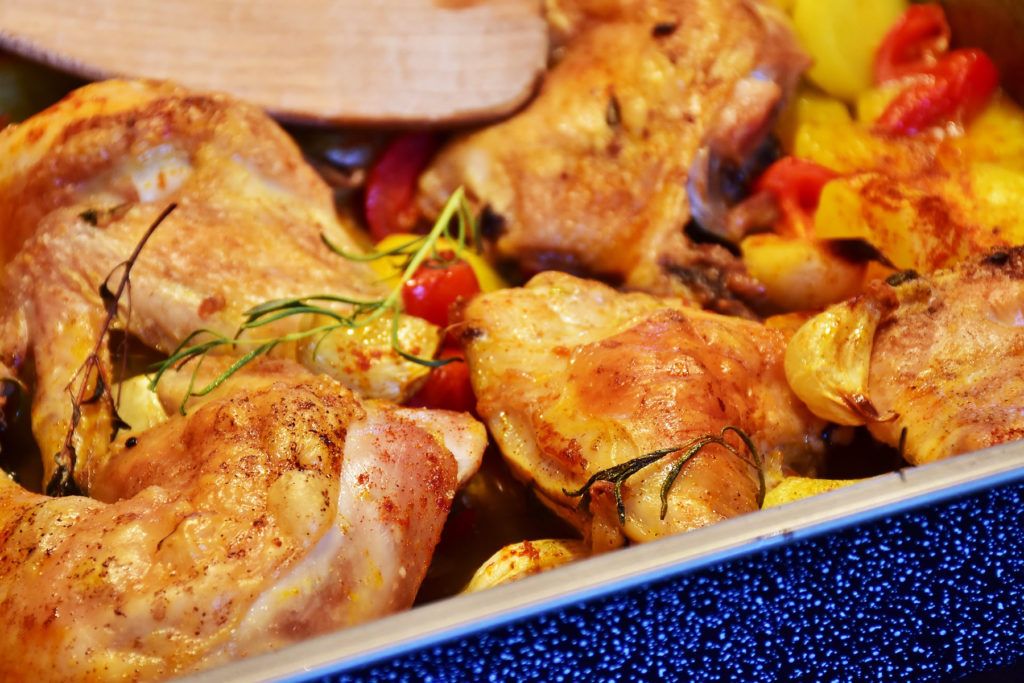  Pollo al horno con ajos. Foto de Rita en Pixabay.   
