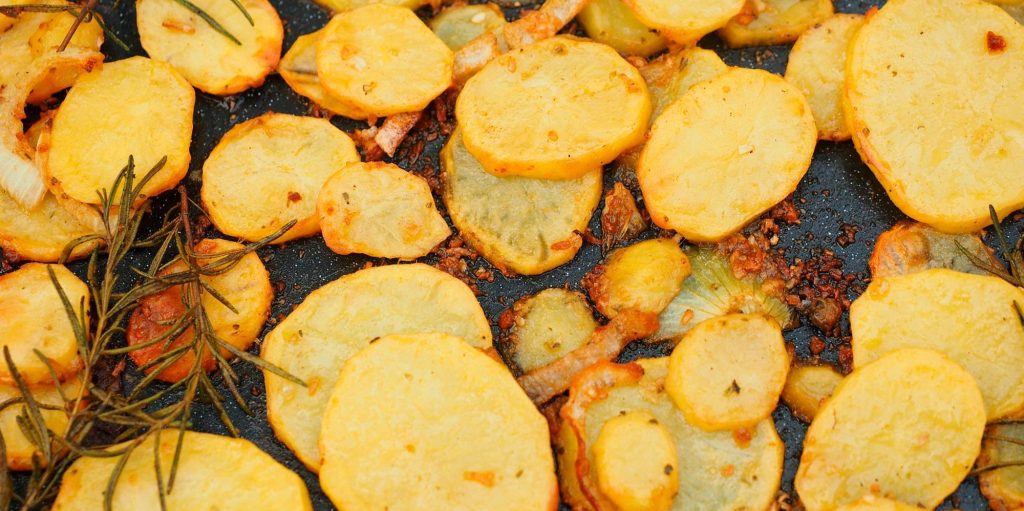 Patatas cortadas en laminas, para hacerlas al horno. Foto de Hans en Pixabay