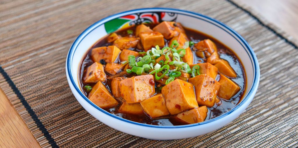 Tofu marinado y guisado en sopa. Foto de Sunday133 en Pixabay