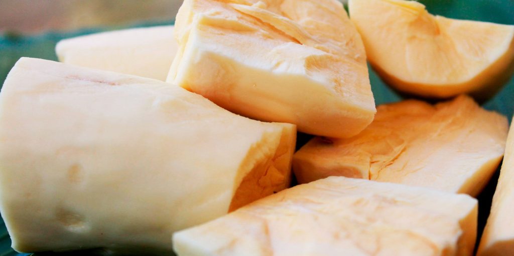 Yuca pelada y cortada. Foto de Dian A. Yudianto en Pixabay